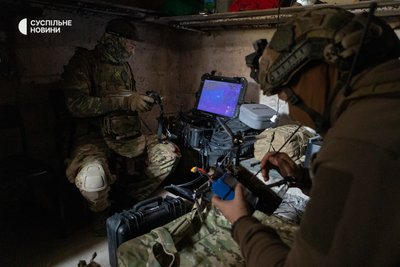 військові готують дрони до роботи, розрахунок FPV-дронів ГУР МО, Харківщина військові готують дрони до роботи, розрахунок FPV-дронів ГУР МО, Харківщина