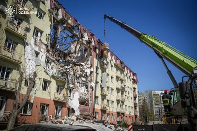 "Одразу впізнав матір": в Одесі чоловік намагався врятувати брата з-під завалів після атаки РФ, мати загинула "Одразу впізнав матір": в Одесі чоловік намагався врятувати брата з-під завалів після атаки РФ, мати загинула