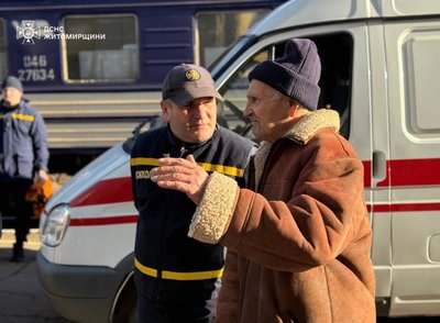 На Житомирщині прибув евакуаційний потяг із людьми похилого віку На Житомирщині прибув евакуаційний потяг із людьми похилого віку