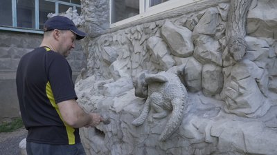 "Будинок з химерами" у Вінниці: містянин прикрасив балкон скульптурами міфічних істот "Будинок з химерами" у Вінниці: містянин прикрасив балкон скульптурами міфічних істот