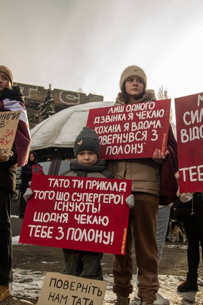 Вікторія із сином з плакатами на акції Вікторія із сином з плакатами на акції