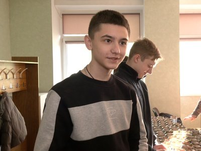 Волонтерки із Луцька передали захисникам 100 ящиків окопних свічок Волонтерки із Луцька передали захисникам 100 ящиків окопних свічок