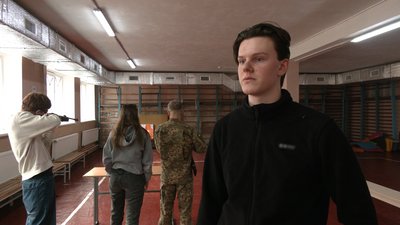 Симулятор FPV-дрона і стрільба з інтерактивного гранатомета: як у Чернігові проходять уроки "Захисту України" Симулятор FPV-дрона і стрільба з інтерактивного гранатомета: як у Чернігові проходять уроки "Захисту України"