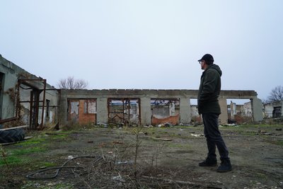 Фермер біля розбитої ферми в Студенку Фермер біля розбитої ферми в Студенку