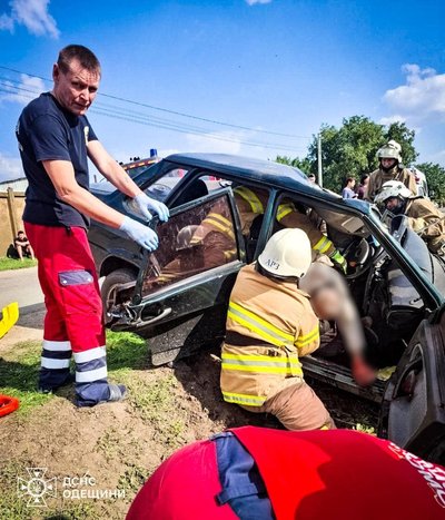 На Одещині автівка збила стовб: людей довелось деблокувати гідравлічним інструментом На Одещині автівка збила стовб: людей довелось деблокувати гідравлічним інструментом