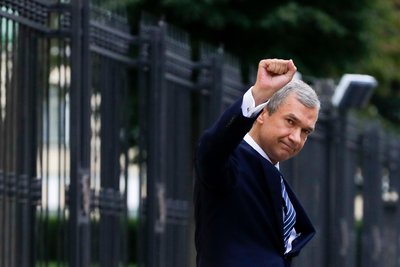 Павло Латушко, колишній міністр культури та посол Білорусі у Франції, вітає своїх прихильників та журналістів дорогою до Слідчого комітету Білорусі в Мінську, 25 серпня 2020 року Павло Латушко, колишній міністр культури та посол Білорусі у Франції, вітає своїх прихильників та журналістів дорогою до Слідчого комітету Білорусі в Мінську, 25 серпня 2020 року