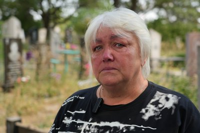 Перепоховали в іншому місті й не попередили дружину: у Миколаївці на Дніпропетровщині стався скандал на кладовищі Перепоховали в іншому місті й не попередили дружину: у Миколаївці на Дніпропетровщині стався скандал на кладовищі