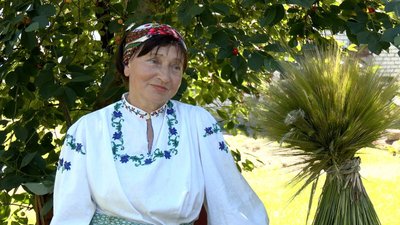 Дідухи, віночки, букети із сухоцвітів: жінка з Вінниччини займається соломоплетінням Дідухи, віночки, букети із сухоцвітів: жінка з Вінниччини займається соломоплетінням