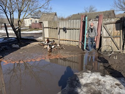 Як школяр із села на Сумщині доглядає самотню бабусю Як школяр із села на Сумщині доглядає самотню бабусю