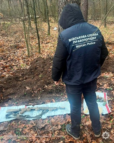 На Полтавщині у лісосмузі виявили зброю та боєприпаси На Полтавщині у лісосмузі виявили зброю та боєприпаси
