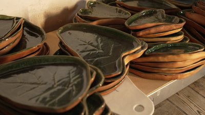 Понад 15 років майстриня з Рівненщини Анастасія Коваленко власноруч створює керамічний посуд