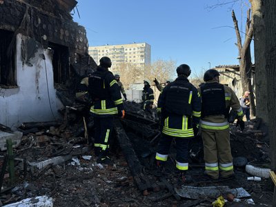 Рятувальники працюють на місці удару по Новобаварському району Харкова, 4 квітня 2025 року Рятувальники працюють на місці удару по Новобаварському району Харкова, 4 квітня 2025 року