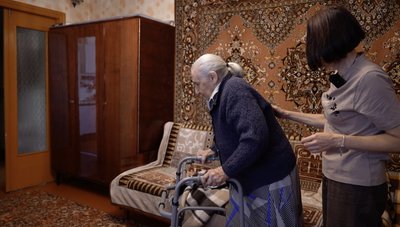 «Інколи це виснажує»: історія черкащанки, яка три роки доглядає маму з деменцією