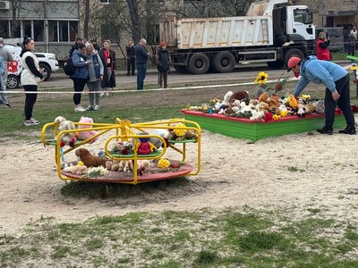 "Вони тільки почали жити". На майданчик у Кривому Розі, де через атаку РФ загинули діти, несуть квіти й іграшки "Вони тільки почали жити". На майданчик у Кривому Розі, де через атаку РФ загинули діти, несуть квіти й іграшки