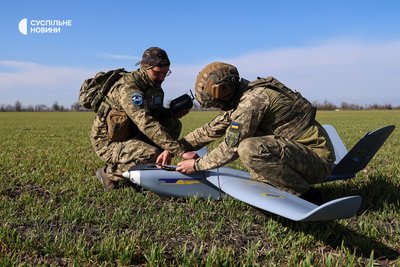 Військові 34 ОБрБО з позивними "Шок" і "Сімба" оглядають "пташку" після посадки Військові 34 ОБрБО з позивними "Шок" і "Сімба" оглядають "пташку" після посадки
