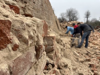 150-річна цегла з розбитої авіаударом історичної будівлі 150-річна цегла з розбитої авіаударом історичної будівлі