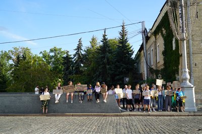 Акція протесту проти закону №12414, ухваленого 22 липня, окремі статті якого обмежують повноваження НАБУ та САП, Харків, 25 липня 2025 року Акція протесту проти закону №12414, ухваленого 22 липня, окремі статті якого обмежують повноваження НАБУ та САП, Харків, 25 липня 2025 року