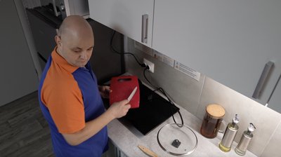 "Мама бачить, чого я навчився": як у Черкасах молодь з інвалідністю вчиться жити самостійно