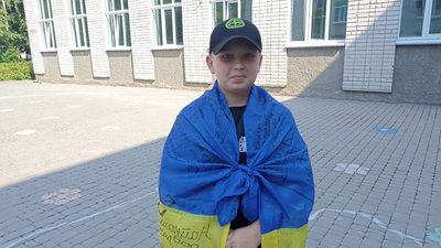 Учень ліцею Микита Колесник каже, що й
далі долучатиметься до збору грошей на допомогу військовим Учень ліцею Микита Колесник каже, що й
далі долучатиметься до збору грошей на допомогу військовим