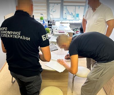 На Львівщині виявили схему ввезення з-за кордону елітних автомобілів На Львівщині виявили схему ввезення з-за кордону елітних автомобілів