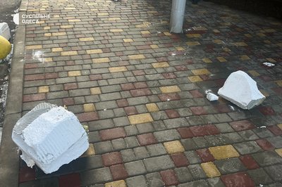Уламки на автівках і вибиті вікна: фото наслідків нічної атаки на Одесу Уламки на автівках і вибиті вікна: фото наслідків нічної атаки на Одесу