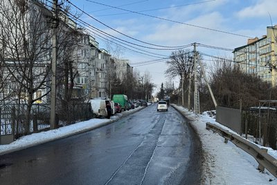 Вулиця Кармелюка, від вулиці Миргородської у напрямку вулиці Винниченка у Чернівцях Вулиця Кармелюка, від вулиці Миргородської у напрямку вулиці Винниченка у Чернівцях