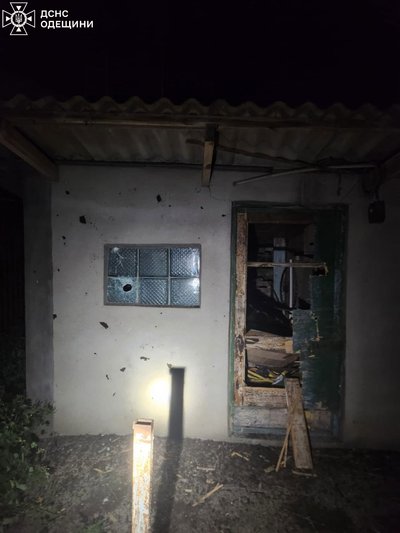 Атака дронів на Одещину: поранено чоловіка, є руйнування в Одесі та Чорноморську Атака дронів на Одещину: поранено чоловіка, є руйнування в Одесі та Чорноморську