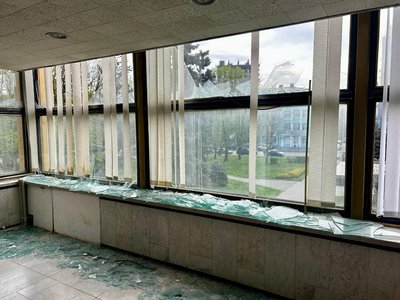 "Я дружину обійняв просто і застигли". Наслідки атаки на середмістя Дніпра "Я дружину обійняв просто і застигли". Наслідки атаки на середмістя Дніпра