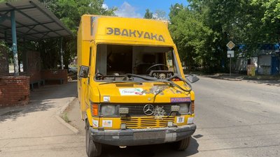 Пошкоджений внаслідок обстрілу евакуаційний автобус благодійників Краматорськ Донецька область 18 червня 2025 рік Пошкоджений внаслідок обстрілу евакуаційний автобус благодійників Краматорськ Донецька область 18 червня 2025 рік