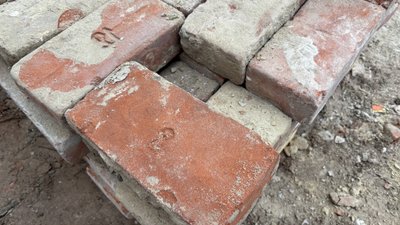 150-річна цегла з маркуванням з розбитої авіаударом історичної будівлі в Харкові 150-річна цегла з маркуванням з розбитої авіаударом історичної будівлі в Харкові