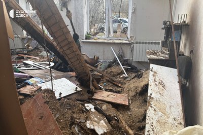 "Не підлягає ремонту, тут тільки зносити": фото пошкодженого будинку через атаку РФ на Одещину "Не підлягає ремонту, тут тільки зносити": фото пошкодженого будинку через атаку РФ на Одещину