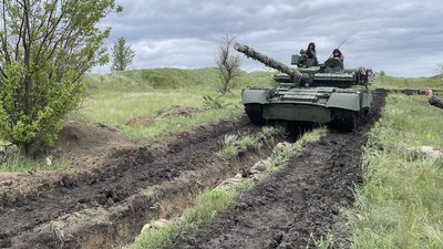 Танк проїжджає повз траншею, у якій лежать морпіхи Танк проїжджає повз траншею, у якій лежать морпіхи