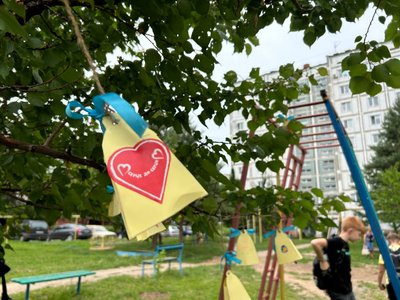 В Умані в памʼять про вбитих Росією дітей, розвісили паперові дзвіночки В Умані в памʼять про вбитих Росією дітей, розвісили паперові дзвіночки