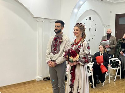 Ніколя Амбер та Юлія Чубарєва на весільній церемонії, 13 листопада 2024 Ніколя Амбер та Юлія Чубарєва на весільній церемонії, 13 листопада 2024