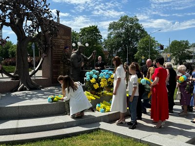 "Світлий обовʼязок памʼяті": у Черкасах рідним загиблих військових вручили нагороди "Світлий обовʼязок памʼяті": у Черкасах рідним загиблих військових вручили нагороди