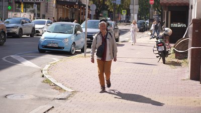 Володимир Смотритель іде до будівлі театру Володимир Смотритель іде до будівлі театру