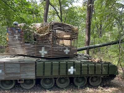 російський танк Т-80 трофейний рота бійці 30-ї окремої механізованої бригади імені князя Костянтина Острозького військовослужбовець 30-ї окремої механізованої бригади Олексій Бахмутський напрямок Донецька область російський танк Т-80 трофейний рота бійці 30-ї окремої механізованої бригади імені князя Костянтина Острозького військовослужбовець 30-ї окремої механізованої бригади Олексій Бахмутський напрямок Донецька область