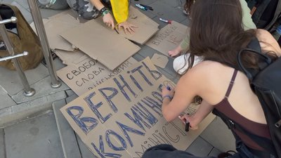 Учасники готують плакати для акції Учасники готують плакати для акції