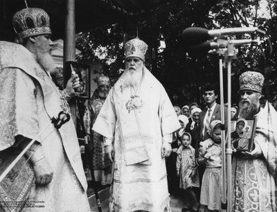 Патріарх Московський Алексій ІІ (ліворуч) та Митрополит Філарет (в центрі) у 1990 році Патріарх Московський Алексій ІІ (ліворуч) та Митрополит Філарет (в центрі) у 1990 році