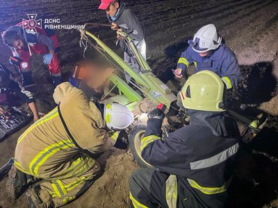 Нога чоловіка застрягла у ґрунтофрезі: рятувальники допомогли її звільнити Нога чоловіка застрягла у ґрунтофрезі: рятувальники допомогли її звільнити
