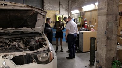 "Ця війна — несправедлива": британські волонтери пригнали до Вінниці два пікапи для військових "Ця війна — несправедлива": британські волонтери пригнали до Вінниці два пікапи для військових
