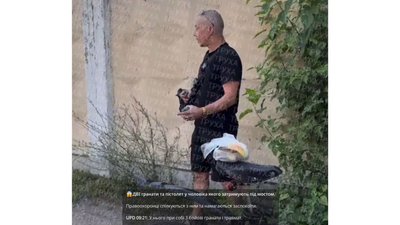 Погрожує підірвати гранати