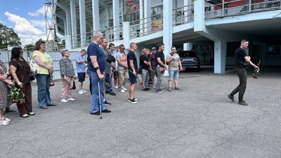 Біля стадіону у Полтаві влаштували прощання із журналістом і коментатором Олександром Тингаєвим Біля стадіону у Полтаві влаштували прощання із журналістом і коментатором Олександром Тингаєвим