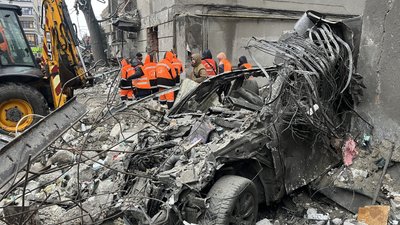 Розбір завалів внаслідок вибуху в Київському районі Харкова, 3 січня 2026 року Розбір завалів внаслідок вибуху в Київському районі Харкова, 3 січня 2026 року
