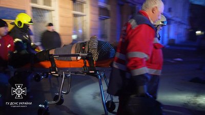 Врятували чоловіка з задимленого приміщення: в Одесі горів приватний будинок Врятували чоловіка з задимленого приміщення: в Одесі горів приватний будинок