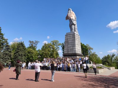 У Дніпрі на пам’ятники Тарасові Шевченку та Олександрові Полю одягли патріотичні вбрання У Дніпрі на пам’ятники Тарасові Шевченку та Олександрові Полю одягли патріотичні вбрання