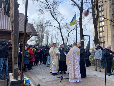 У Києві провели молебень на десяту річницю Євромайдану У Києві провели молебень на десяту річницю Євромайдану