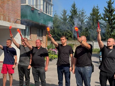 "На позиції, коли було важко, він був на позитиві": у Вінниці на честь полеглого азовця відкрили пам'ятну дошку "На позиції, коли було важко, він був на позитиві": у Вінниці на честь полеглого азовця відкрили пам'ятну дошку