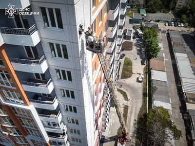 Зі стіни 24-поверхівки в Одесі дістали бойову частину "шахеду" вагою понад 50 кг Зі стіни 24-поверхівки в Одесі дістали бойову частину "шахеду" вагою понад 50 кг