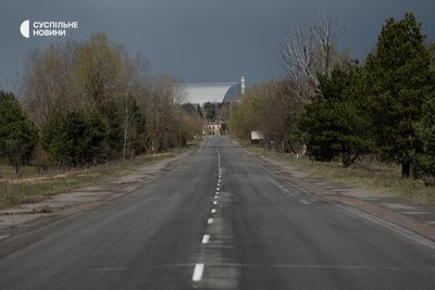 Автомобільна дорога до зупиненої ЧАЕС у Київській області, де 26 квітня 1986 року сталася найбільша в історії ядерної енергетики аварія. Чорнобиль, 22 квітня 2026 року Автомобільна дорога до зупиненої ЧАЕС у Київській області, де 26 квітня 1986 року сталася найбільша в історії ядерної енергетики аварія. Чорнобиль, 22 квітня 2026 року